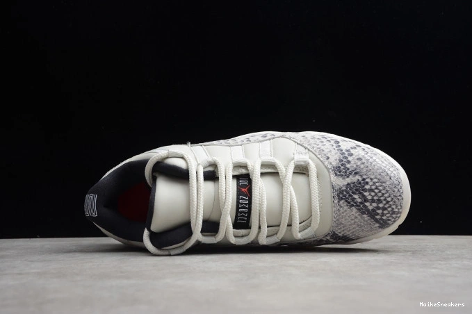 MaikeSneakers Light Jordan Snake Bone Air CD6846-002 SE Low 11 0731